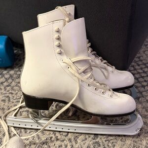 Riedell Women's White Leather skates - barely worn